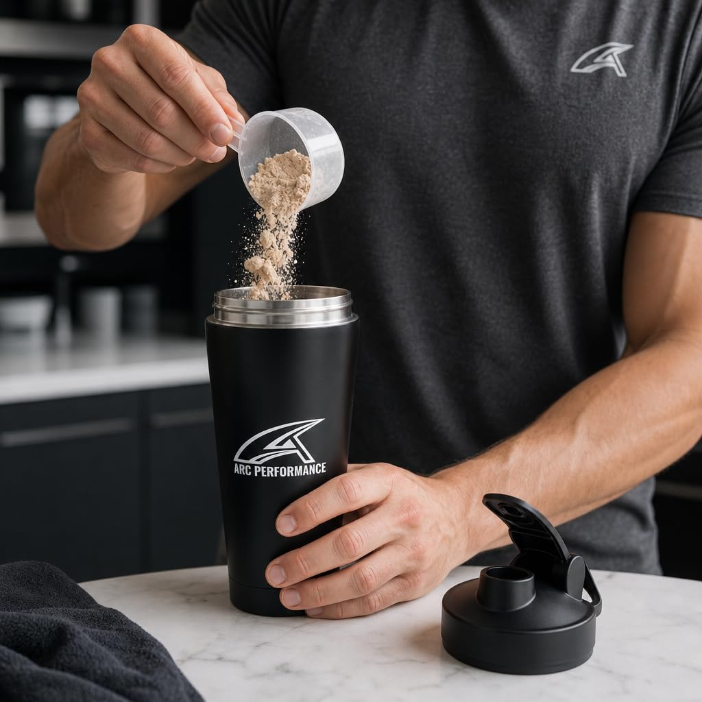 Arc Performance Shaker in Anwendung: Proteinpulver wird eingefüllt